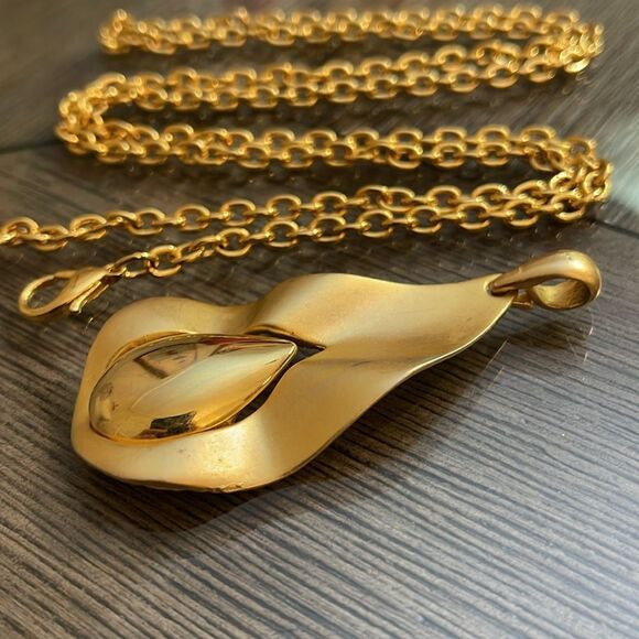 Vintage Elegant Gold-tone Matte & Polished Teardrop Pendant Necklace - Picture 13 of 13